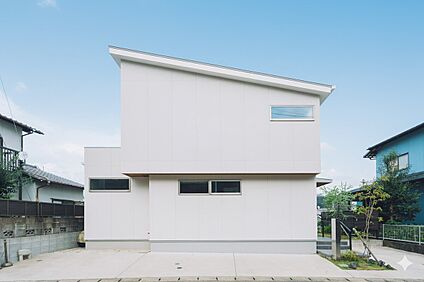 片流れ屋根が印象的なスタイリッシュな家