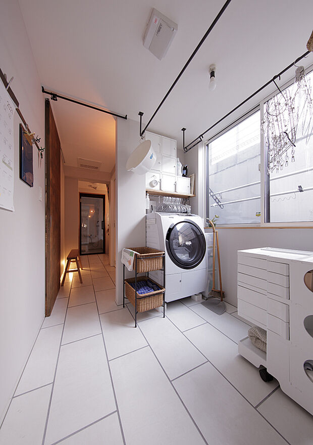 【家事を快適にする工夫が詰まった動線設計】洗面から収納までが一直線につながる効率的な家事動線。明るい空間設計で、忙しい日常もスムーズにこなせます。