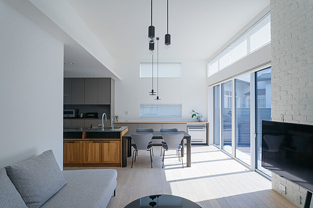 【施工事例】あえて吹き抜けではなく高天井で開放的なリビング空間。@西長住宿泊体感ハウス