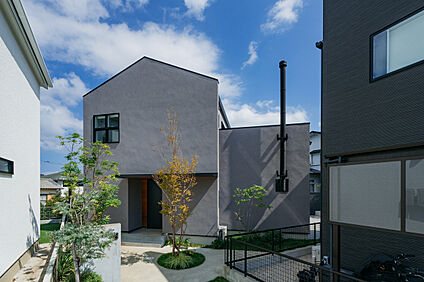 塗り壁と煙突が魅力のあたたかな佇まい