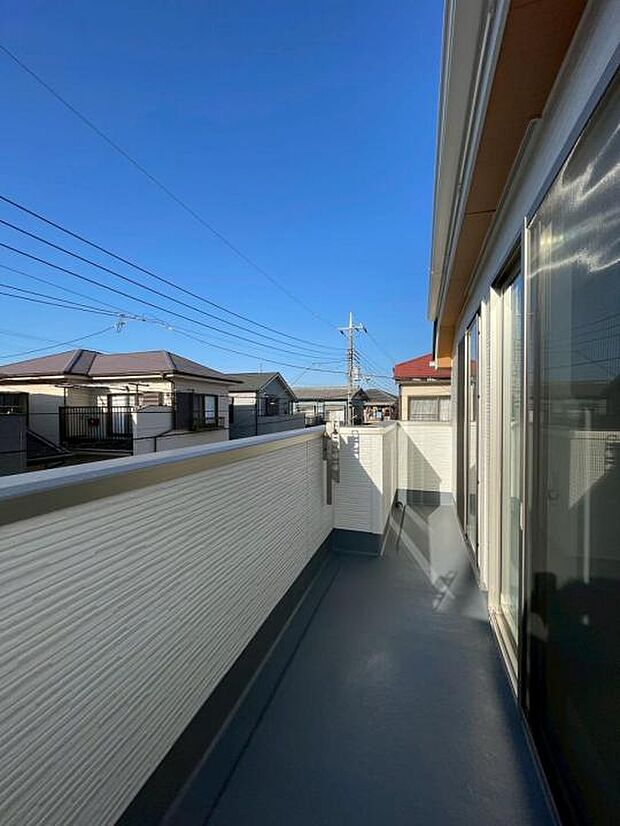 【バルコニー】2部屋に面したワイドスパンバルコニーは、陽当たり良好で洗濯物が良く乾きます