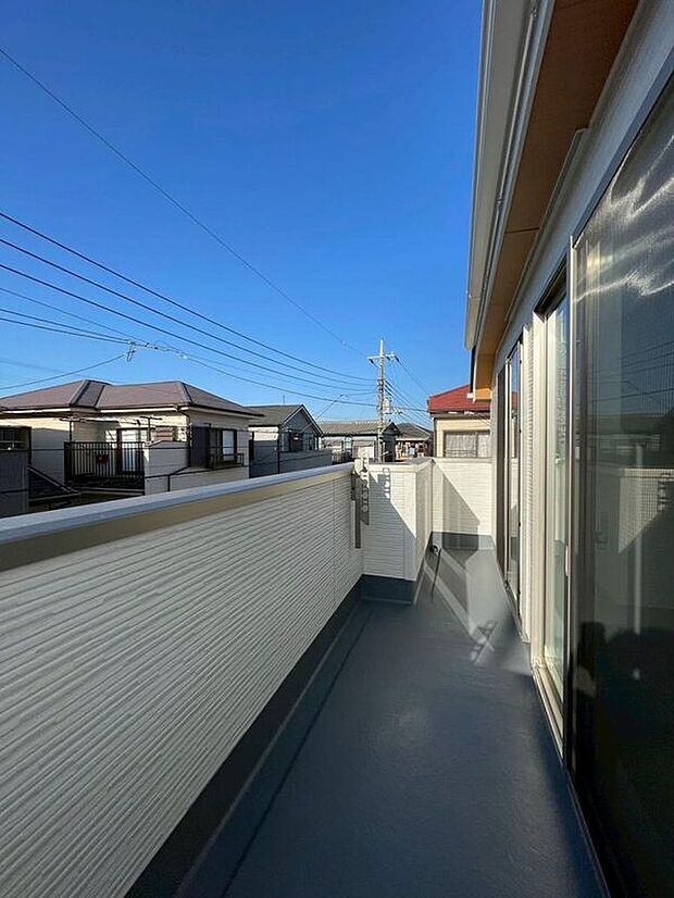 【バルコニー】2部屋に面したワイドスパンバルコニーは、陽当たり良好で洗濯物が良く乾きます