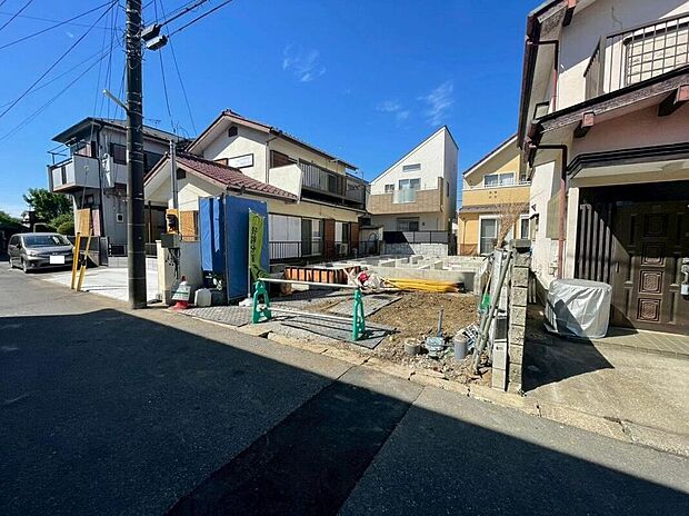 【前面道路含む外観】前面道路含む現地写真