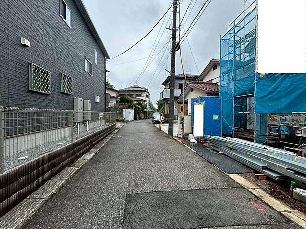 【前面道路含む外観】前面道路含む現地写真