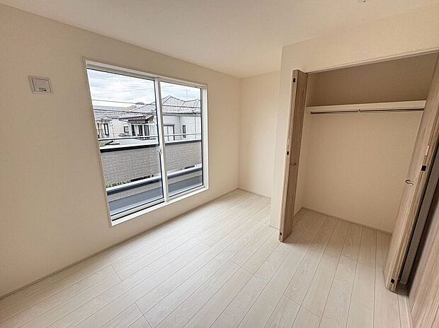 【子供部屋】大開口から豊かな光が差し込む明るい洋室。バルコニーへ気軽に出入りできる開放的なお部屋です