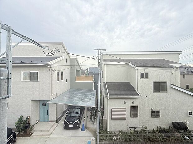 【眺望】澄み渡る青空が目の前に広がり、日々の暮らしに心地よい開放感と癒やしをもたらす眺望です。