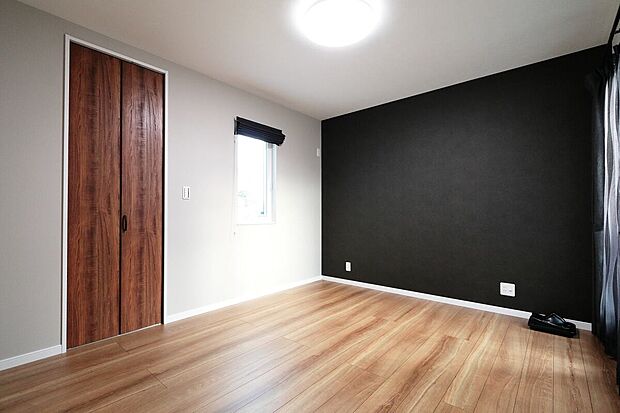 癒しを与えるゆったりとした主寝室。