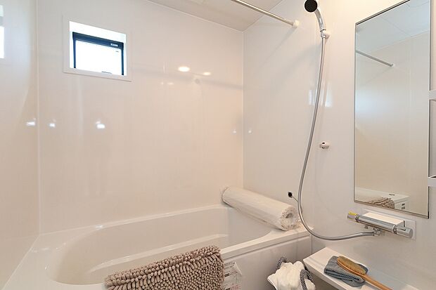 【タカラスタンダード システムバス】タカラスタンダード システムバスRELAXIA
・浴室全体を保温で包み込んだあたたかい浴室
・高品位ホーロークリーン浴室パネルでキズに強く、汚れも染み込みにくくお手入れ簡単！