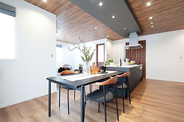 【モデルハウス15号地】キッチンと続きのダイニングは家族のコミュニケーションポイントです。