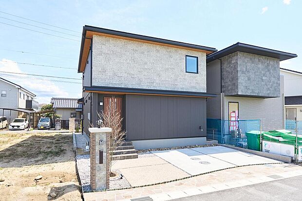 1階と2階で色を分けた洗練された外観が、住まいにさりげない個性を添える新築戸建て。駐車場2台分を確保し、日常の使いやすさにも配慮された設計です。