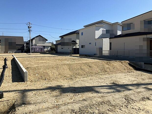【現地写真】
利便性の高いエリアながら、一本入れば静かな住宅街。駅近の便利さと、落ち着いた住環境を両立したい方にぴったりです。穏やかな光が差し込むこの土地で、理想の住まいを。