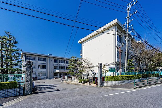 【豊田市立駒場小学校 2010m】
しっかりとした距離のある通学路を歩くことは、お子様の体力を養い、季節の変化に気づく大切な時間になりますね。