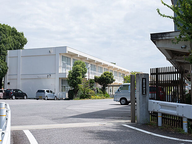 豊田市立中山小学校 785m。徒歩圏内にあり、お子様の通学も安心できる距離に位置しています。