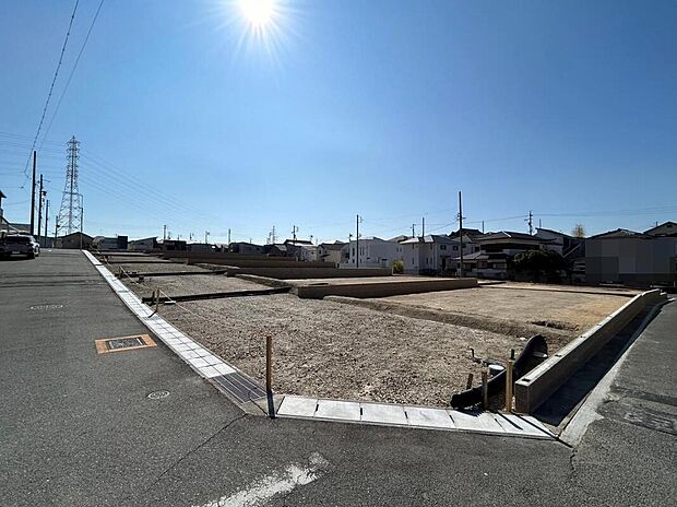 前面道路とフラットに接道しており、車の出入りや日々の生活動線もスムーズです。