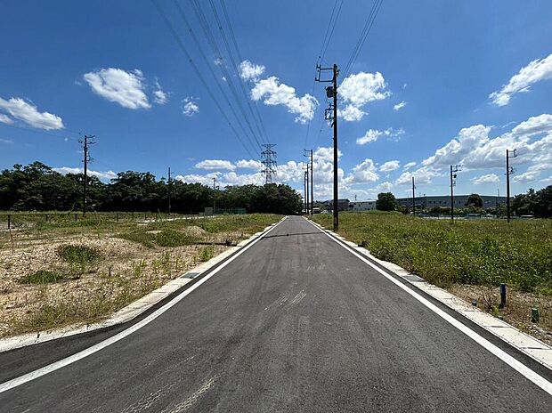 ゆとりある道路幅と整った区画が広がる分譲地。開放感のある街並みで新しい暮らしが始まります。