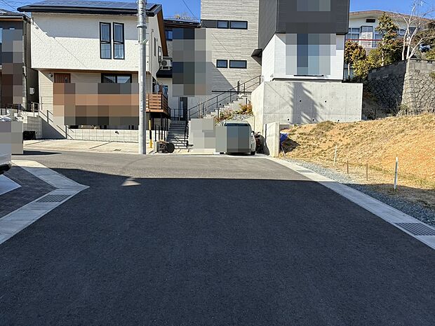 西側公道約6.0mに接道。ゆとりある道路幅で車のすれ違いや駐車もスムーズに行え、開放感と安心感を兼ね備えた立地です。