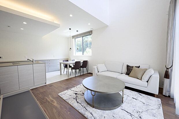 【J-5号棟LDK】吹き抜けの天井による開放感は室内を広く感じさせるだけでなく自然光をたっぷりと取り込むことができます。