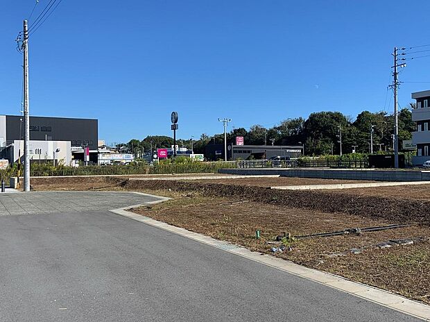 【現地外観写真】子育て世代にうれしい住環境が整った分譲地。
家族みんなが安心して暮らせる街です。