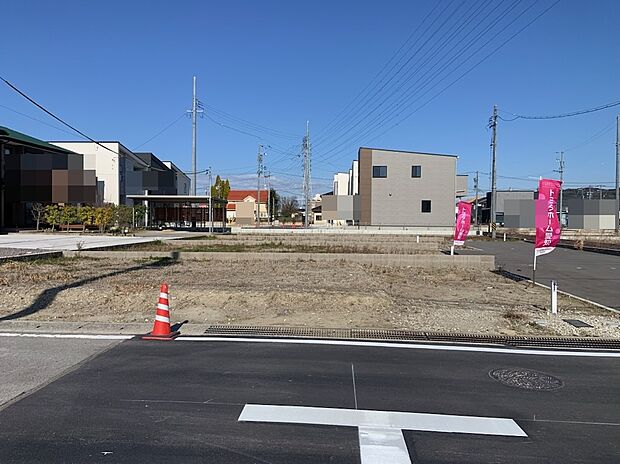 【現地写真】角地で日当たり良好!
道路が広く整備されており、子育て世代に最適です!