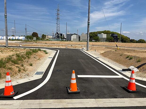 【前面道路】前面道路は5m。敷地の広さを活かして駐車スペースもしっかりと確保できるので、ゲスト用の駐車スペースも実現可能!みんなが集う安らぎのマイホームが叶います。