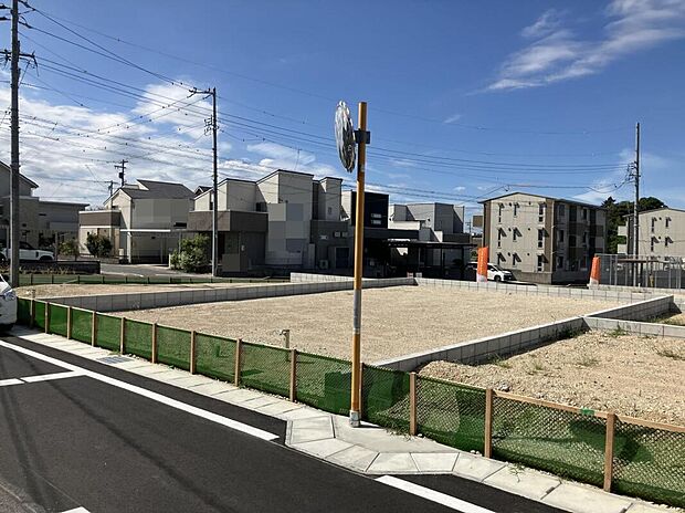 【現地写真】徒歩圏内にコンビニがある、便利な環境。「イオン三好ショッピングセンター」も周辺にあり、日々の暮らしが楽しくなる充実の周辺環境です。