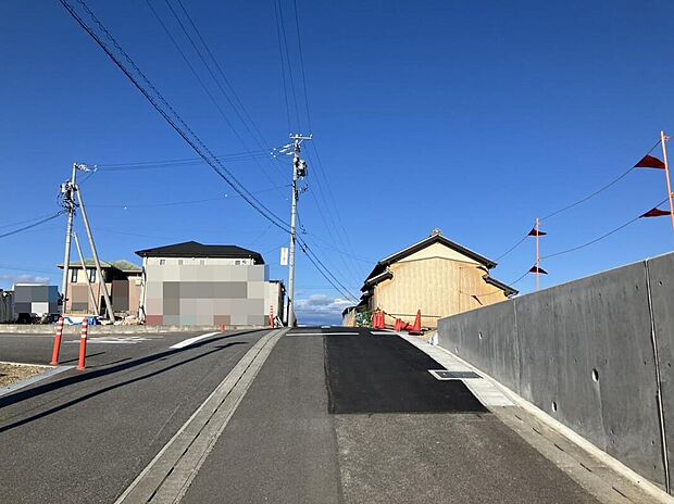 【前面道路】この土地の魅力は、なんといっても高台という立地。道路面より一段高い場所だからこそ、日当たりや風通し、そして周囲からのプライバシーもしっかり確保できます。開放感あふれる空間で、心豊かな暮らしを。