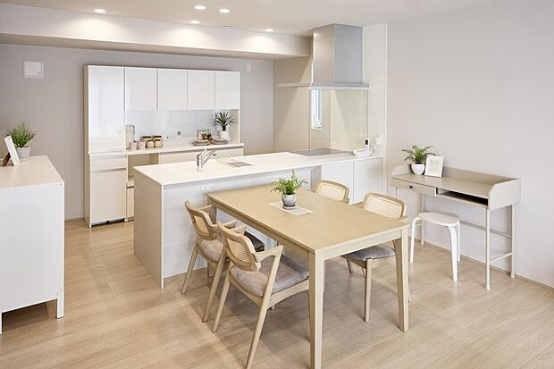 【ダイニングキッチン】リビングとつながるキッチンは、料理をしながら会話も楽しめる心地よい場所。機能性とデザイン性を兼ね備え、暮らしにゆとりを生み出します。