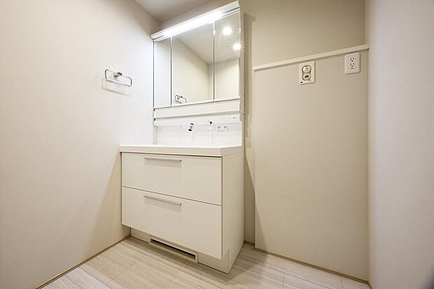 【洗面室】朝の身支度から帰宅後の手洗いまで、暮らしの動線を支える洗面室。使いやすさと清潔感にこだわり、家族みんなが気持ちよく使える空間に仕上がっています。