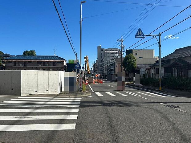 【前面道路（南側）】陽当たりにも恵まれ、明るく心地よい住環境を実現します。車の出入りもしやすく、毎日の暮らしにゆとりをもたらします。