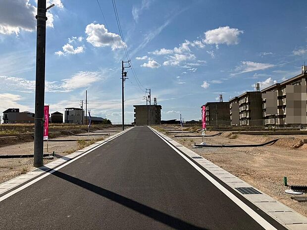 【前面道路含む現地写真】住民以外は通ることの少ない街区内道路。舗装された前面道路は、お車の通行はもちろん、自転車やベビーカーなどの通行も快適です。