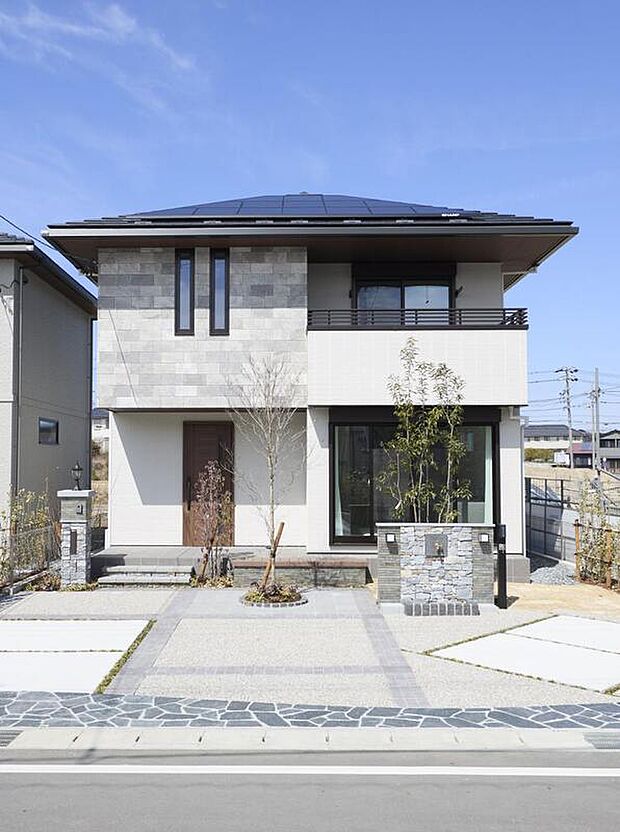 【外観写真（41）】落ち着いた色合いとバランスの取れたフォルムが魅力の外観。建売住宅の手軽さとデザイン性を両立し、長く愛される住まいを実現しています。