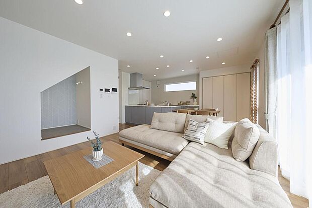 【リビング（15）】リビングの一角に設けたヌックは、こもり感のある落ち着いた居場所。趣味や読書、在宅ワークなど、多彩な使い方ができる心地よい空間に仕上がっています。