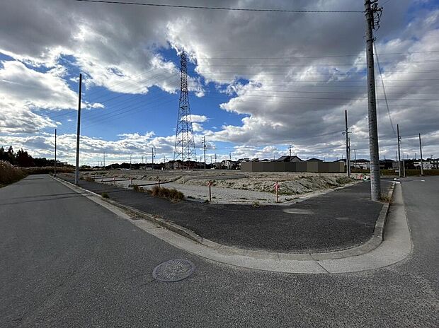 【全体現地写真】NEWTOWNならではの統一された美しいまち並み！自然豊かな街！
敷地を存分に活用してプランを立てやすい50坪超の整形地！
