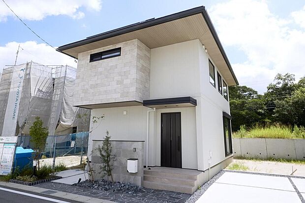 【現地外観写真】【J-5号棟】壁在のテクスチャが異なる部分がアクセントとなり、単調にならない住宅街でも映えるオシャレな外観。駐車スペースは号棟により2~4台分確保し、ご夫婦揃って車を所有することが可能です。