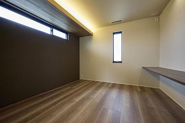 【リビング以外の居室】【J-5号棟】ダークブラウンでしめた主寝室。複数設けた窓から陽光が差し込み毎日スッキリと目覚められそうです。間接照明が室内を優しく照らし、ホッと落ち着くひとときをお過ごしいただけます。