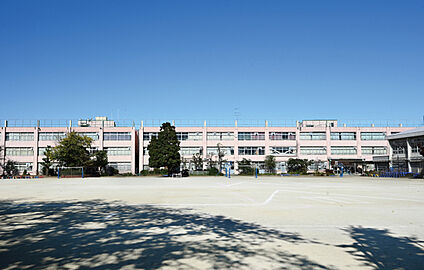 西堀小学校 現地から580m～630m。(徒歩8分。(最長))