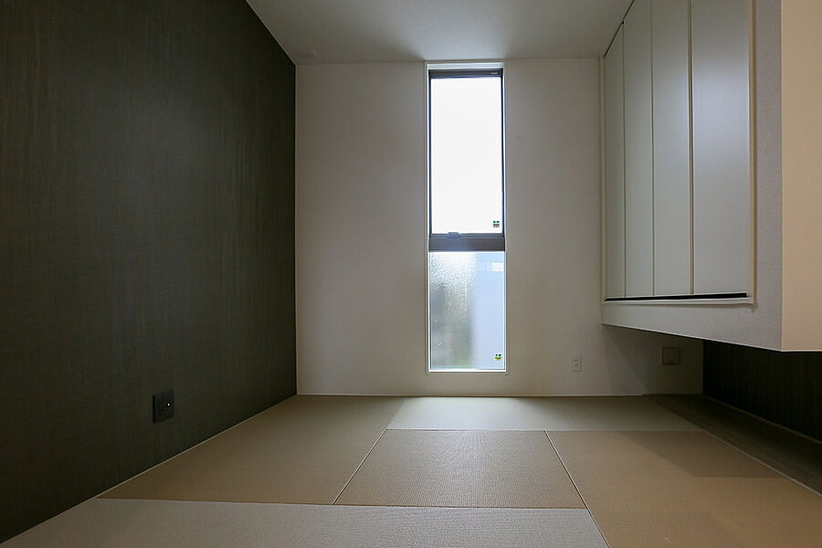 続き間の和室はロールカーテンを設置することで、個室としても利用できます。(2号棟)
