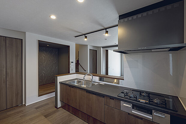 人気のカウンターキッチン。家族団らんの中で料理を楽しめます。(1号棟)
