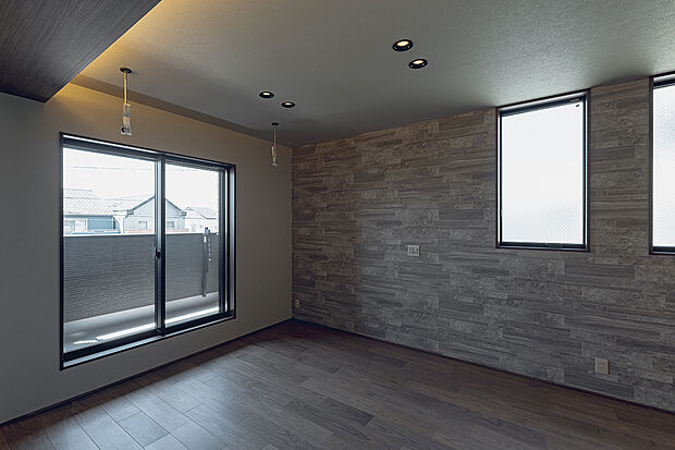 間接照明の柔らかな光が広がる主寝室。落ち着いた色調とシンプルなデザインが、安らぎの時間を演出します。(1号棟)
