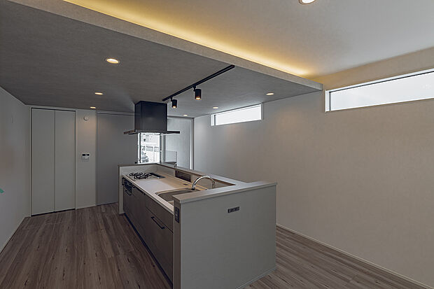 自由な動線を生むアイランドキッチン。開放的で効率良く作業ができます。(4号棟)
