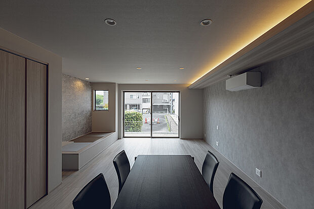 ナチュラルなカラーリングでコーディネートしたくつろぎのリビング。(1号棟)