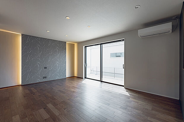 心安らぐ間接照明と広々とした窓からの光が調和するリビング。昼間は明るく、夜は落ち着いた雰囲気を楽しめます。(2号棟)