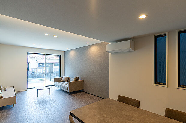 間接照明を設え、優美な空間に仕上げたリビング・ダイニング。(1号棟)
