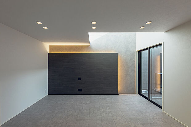 リビング上部の吹き抜けからは明るい光が降り注ぎ、室内を照らしてくれます。
