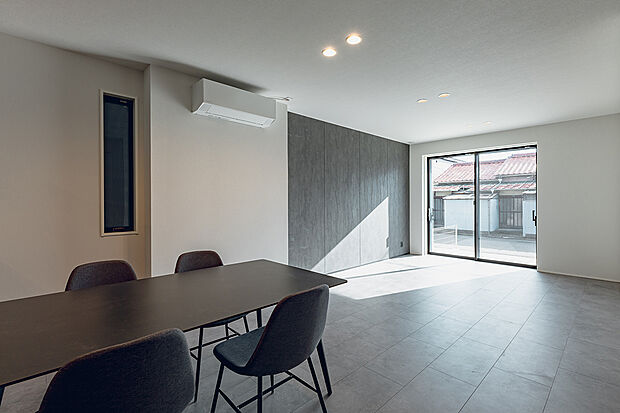 南向き、床暖房付きのリビングダイニング。明るい室内空間。(1号棟)