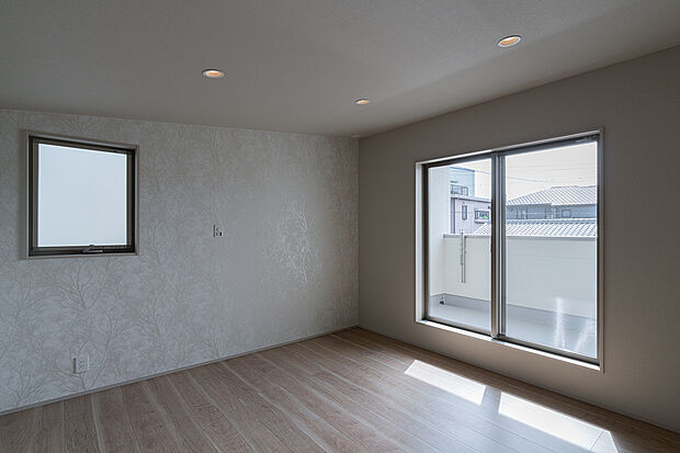 主寝室は勾配天井により最大高さ2.65mの開放的な空間となりました。(1号棟)