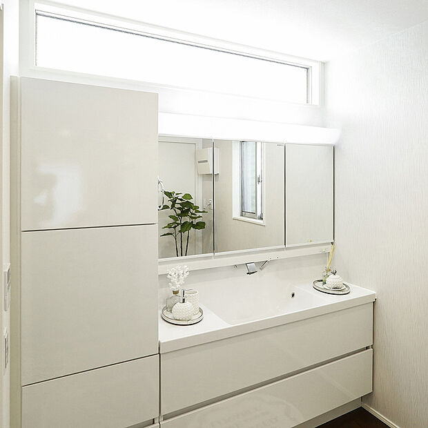 【洗面室】忙しい朝にもご家族で使うことができ、大容量の収納も完備しております。