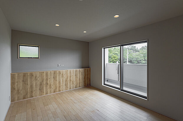 【主寝室(L-8号棟)】落ち着いた色調でまとめた主寝室。ダウンライトのやわらかな光が、くつろぎの時間を演出します。