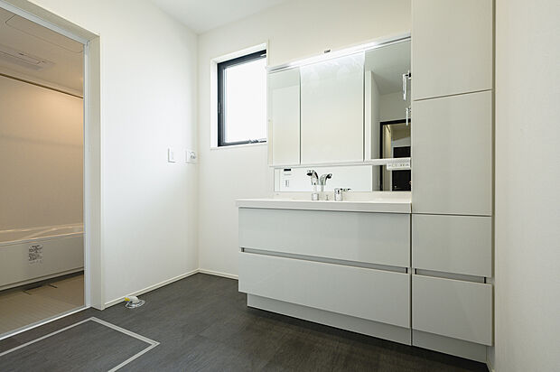 【洗面室(1号棟)】白を基調とした爽やかな洗面室。大容量の収納を備えています。