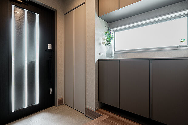 【玄関(N-6号棟)】玄関にはシューズボックスの他に土間収納も備えました。